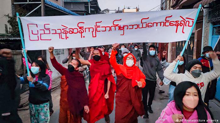 Myanmar’da darbe sessiz gösterilerle protesto edildi