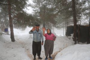 Toroslar Belediyesi, karda mahsur kalan yörük ailesinin yolunu açtı