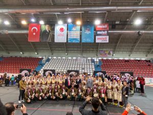 Halk Oyunları Yarışması’nda Gölcük ihsaniye Anadolu lisesi öğrencileri birinci