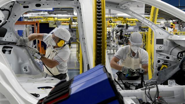 Avrupa’nın en büyük otomobil fabrikalarından biri üretimi durdurdu