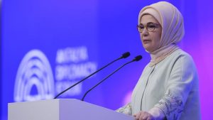 Emine Erdoğan: Savaşın karanlık gölgesi insanlığın üzerine bir kez daha çöktü