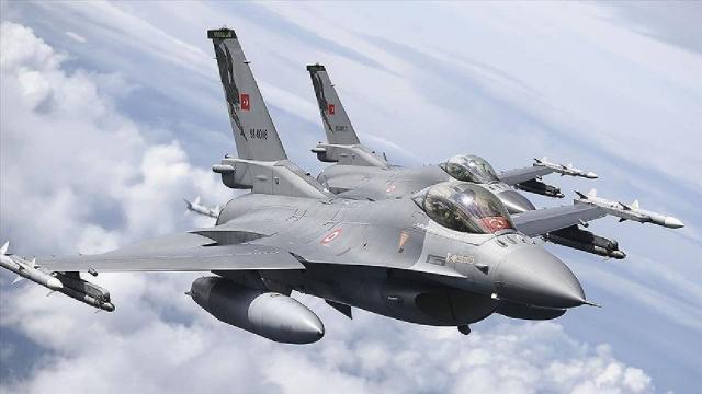 Türk jetleri yerli motorla piste güvenle iniyor