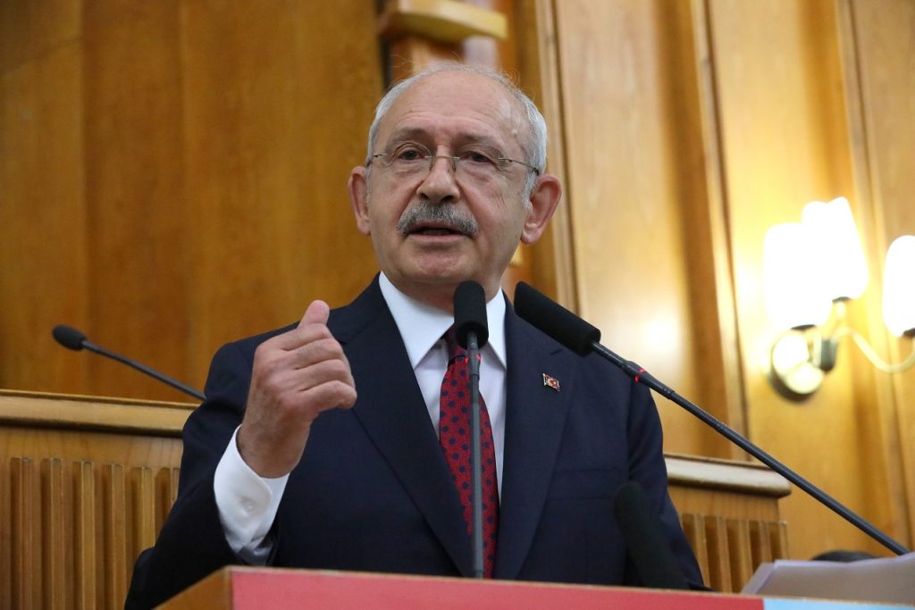 CHP Genel Başkanı Kılıçdaroğlu, vatandaşların karamsar bir ortamda olduğunu söyleyerek, hiç kimsenin umutsuzluğa kapılmamasını istedi.