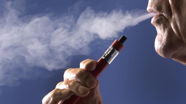 Elektronik sigaraların zararları araştırıldı: Vücutta iltihaplanmayı artırıyor