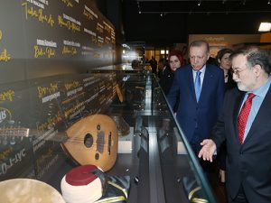Cumhurbaşkanı Erdoğan, Türk Müziği Tarihi Sergisi’ni gezdi