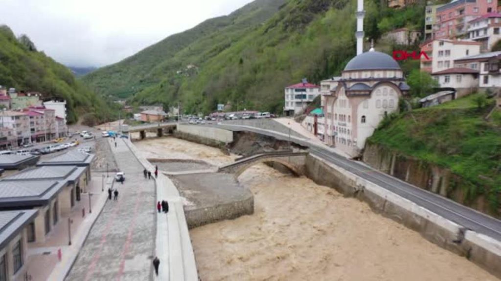 Böyle Köprüye Yol Dayanmaz, İlk Taşkında Çöker