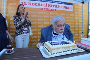 12. Kocaeli Kitap Fuarında Tarihin Usta Kalemi İlber Ortaylı’ya sürpriz doğum günü