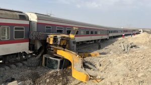 İran’da yolcu treni kepçe makinesi ile çarpışıp raydan çıktı: En az 21 ölü, 47 yaralı
