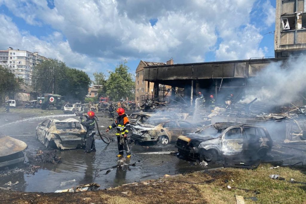 Cankurtaranlar Ukrayna’nın Vinnytsia kentindeki Molozları Temizlerken Ölü Sayısı 22’ye Yükseldi