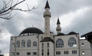 İngiltere’de camilerin yüzde 35’i yılda en az bir kez saldırıya uğradı