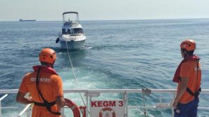 İstanbul açıklarında sürüklenen teknedeki 8 kişi kurtarıldı
