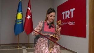 Kazak sanatçı çaldığı kopuzla ülkesini tanıtıyor