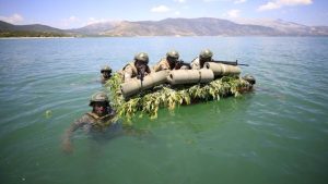 ‘Su üstü harekatı’ kursuna katılan komandolar zorlu görevlere hazır