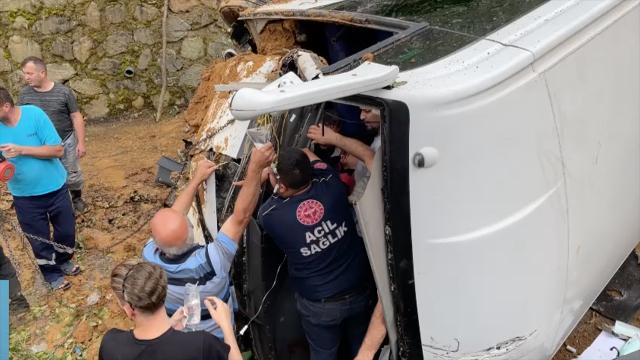 Rize’de tur otobüsü devrildi: 3’ü ağır 24 yaralı