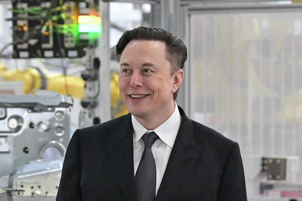 Elon Musk, İran’daki protestolar için Starlink’i aktif edeceğini duyurdu