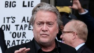 Trump’ın baş stratejisti Steve Bannon New York’ta mahkemeye giderek teslim oldu