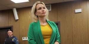 Ukrayna savaşına karşı çıktığı için ev hapsine alınan gazeteci Marina Ovsyannikova Rusya’dan kaçtı