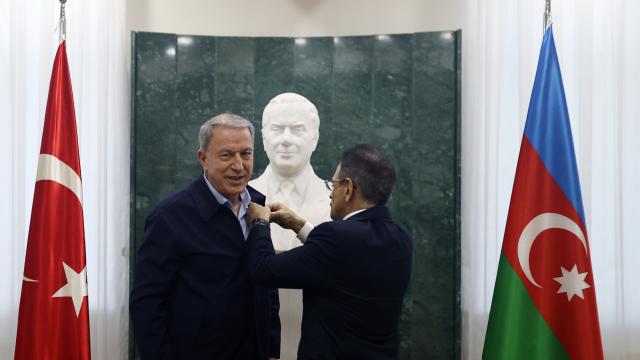Milli Savunma Bakanı Akar’a Azerbaycan’dan madalya