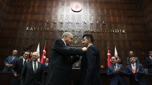 Cumhurbaşkanı Erdoğan, Mehmet Ali Çelebi’ye parti rozetini taktı