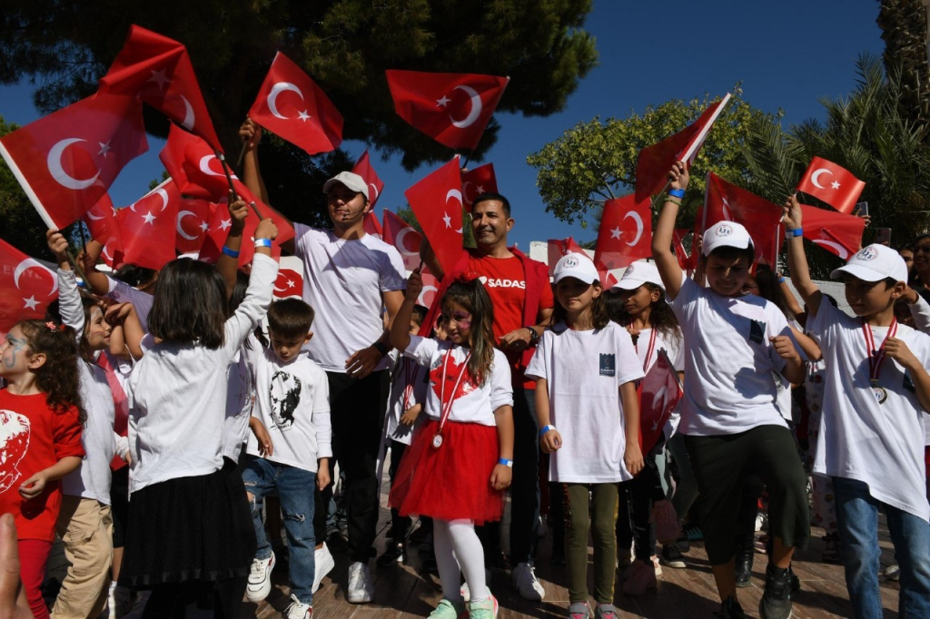 Kuşadalı çocuklar Cumhuriyet coşkusunu spor şenliği yaşadı
