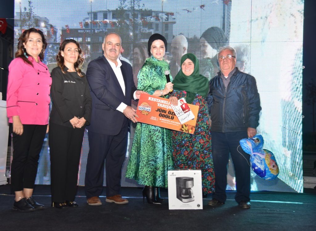 Kartepe Kestane Yeme ve Tatlı Yarışması büyük ilgi gördü