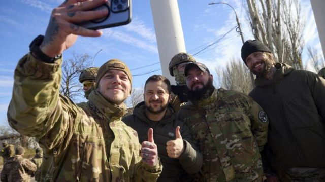 Zelenskiy Herson’u ziyaret etti: ‘Tüm ülke için barışa hazırız’