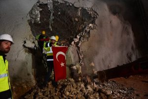 Ulaştırma ve Altyapı Bakanı Karaismailoğlu: Karadeniz’in İç Anadolu’ya açılan kapısı Kıkdilim Geçişinde son tünelde de ışık görüldü…