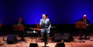 Cem Adrian, Türk sanat müziğinden oluşan bir repertuvarla dinleyicilerlerle buluştu…