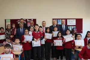 Vali Çeber Atmacalarına Karnelerini Verdi