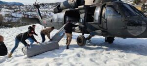 Mehmetçik helikopterlerle köylere yardım ulaştırıyor