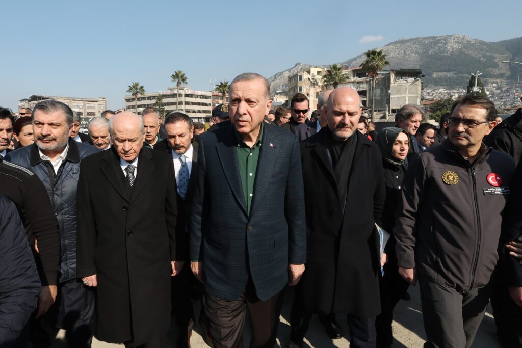 Cumhurbaşkanı Erdoğan ile Bahçeli deprem bölgesinde… Erdoğan: Yeni konutlar 4 katı geçmeyecek