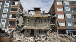 AFAD uyardı: Deprem bölgesindeki hasarlı yapılara kesinlikle girmeyin