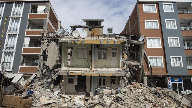 AFAD uyardı: Deprem bölgesindeki hasarlı yapılara kesinlikle girmeyin