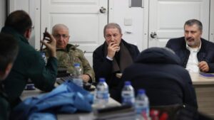 Bakanlar Akar ve Koca, Hatay’daki depreme toplantıda yakalandı