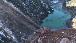 Kopan kayalar dağları birleştirdi, yapay göl oluştu