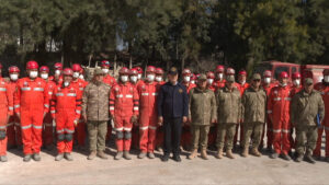 Bakan Akar’dan enkazdan 326 canı çıkaran Mehmetçiğe ziyaret