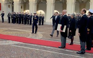 Hollanda kralı Willem Alexander, Lahey Büyükelçimizin güven mektubunu alışılmamış bir törenle kabul etti