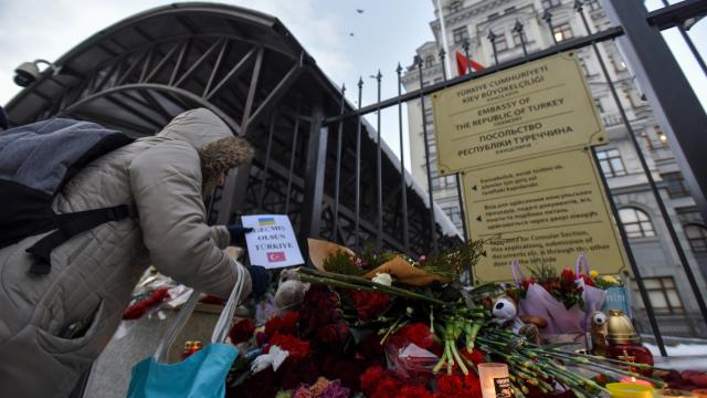 Kiev halkı, Türk Büyükelçiliğine karanfil bıraktı