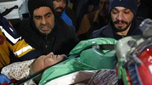 Enkazdan çıkarılan kız kardeşler göçük altındaki babalarına kavuştu