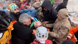 Malatya’da 42 saat sonra enkazdan 2 kişi yaralı kurtarıldı