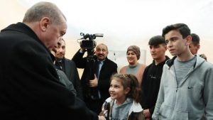 Cumhurbaşkanı Erdoğan çadır kentteki vatandaşları ziyaret etti