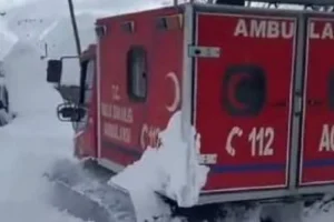 Van’daki hastaya Snowtrack ambulansla ulaşıldı