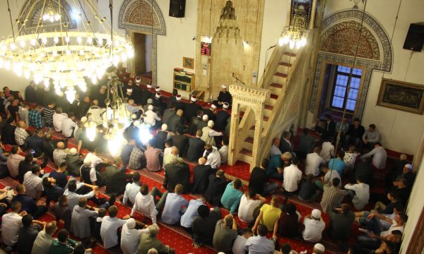 Kosova ilk teravih namazıyla Ramazan ayını karşıladı