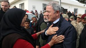 Bakan Akar’dan depremin vurduğu Kırıkhan’da inceleme