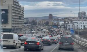 Kosova’da bugünden itibaren Sigorta Etiketi olmayan araba kalmayacak