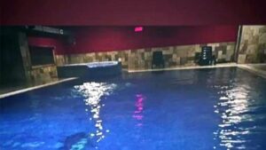 Depremde yıkılan sitenin alt katına kolon yerine havuz yapılmış