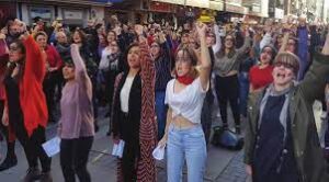 Kadınlar Eğitimde de İşte de Erkeklerin Gerisinde