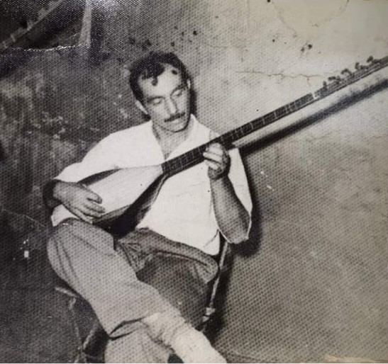 TRT’nin büyük saz yapım ve bağlama ustası Mehmet Hamzaoğlu’nu rahmetle anıyoruz.