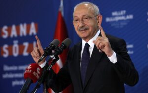 “Eleştirdiğin için başına bir iş gelmeyecek” demişti… 2500 kişiye dava açtı
