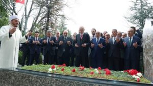 Cumhurbaşkanı Erdoğan, Alparslan Türkeş’in kabrini ziyaret etti